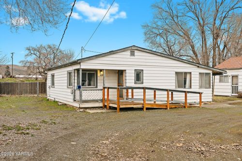 301 Sinclair Ave, Naches, WA, 98937-8839 | Card Image