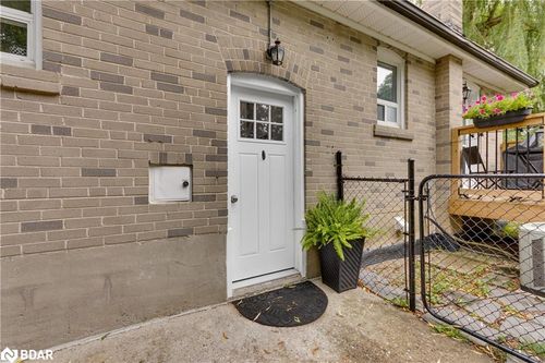 6 Davidson St, Barrie, ON, L4M3R8 | Card Image