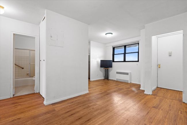 APT-9E - 90 Union Tpke, Home with 2 bedrooms, 1 bathrooms and null parking in Glendale NY | Image 5