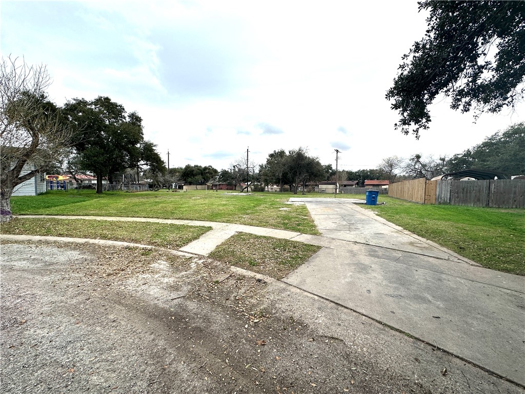 Mesquite St, Sinton, TX 78387