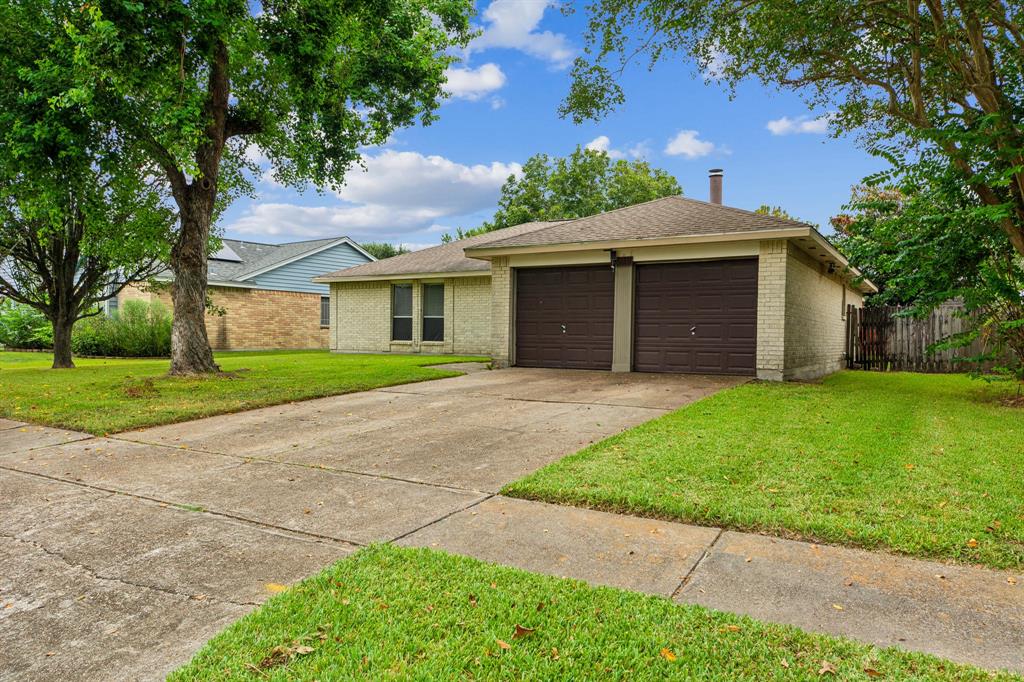 Breda Dr, Baytown, TX 77521