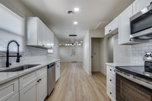 125 W Fuller Dr, Euless, TX, 76039-3642 | Card Image