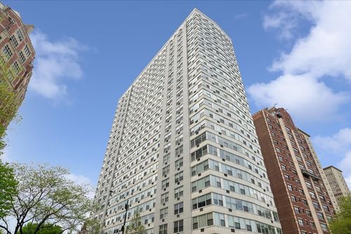 2b-3900 N Lake Shore Dr, Chicago, IL, 60613-3452 | Card Image