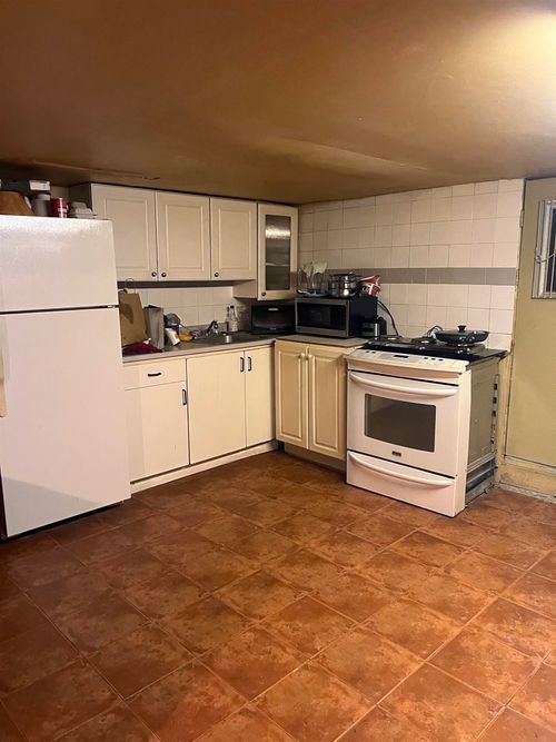 2141 Marine Way, New Westminster, BC, V3M2H2 | Card Image