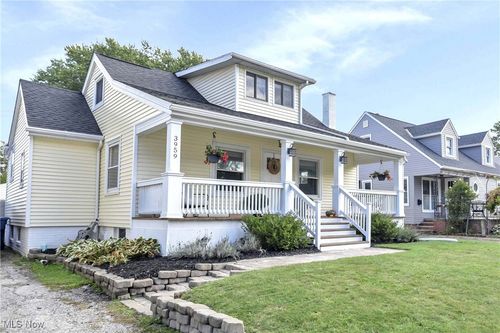 3959 W 210th St, Fairview Park, OH, 44126-1425 | Card Image