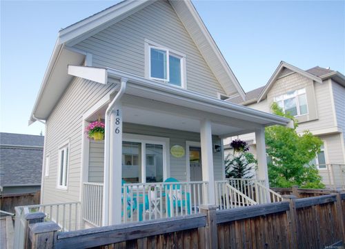 186 1st Ave W, Qualicum Beach, BC, V9K1H1 | Card Image