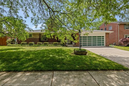 693 Anita Ave, Grosse Pointe Woods, MI, 48236-1414 | Card Image