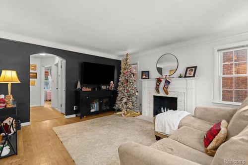 1818 Norwood Dr, Grosse Pointe Woods, MI, 48236-1744 | Card Image