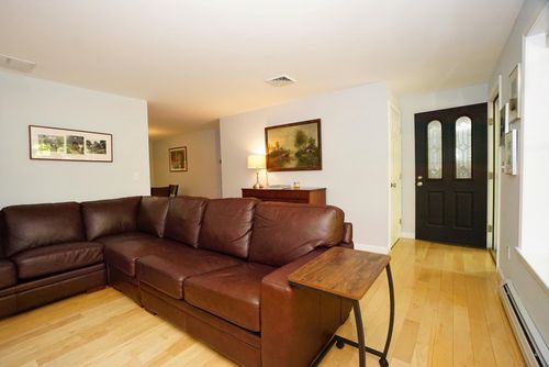 32 Stage Rd, Nottingham, NH, 03290-5207 | Card Image