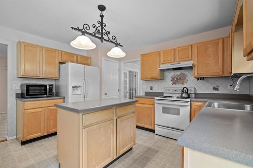 4 Ramblewood Dr, Newburgh, NY, 12550-7709 | Card Image