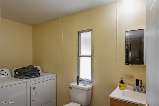 Master Bath with laundry | Image 15