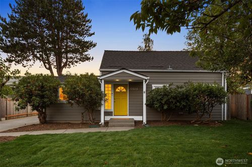 12515 Phinney Avenue N, Seattle, WA, 98133 | Card Image