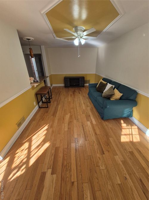 923 E 227th St, Bronx, NY, 10466-4619 | Card Image