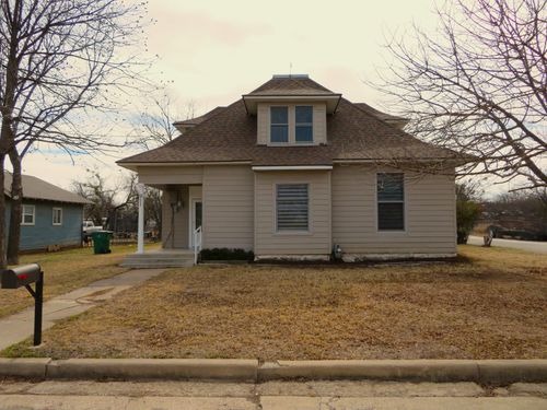 911 W Liveoak St, Coleman, TX, 76834-3415 | Card Image