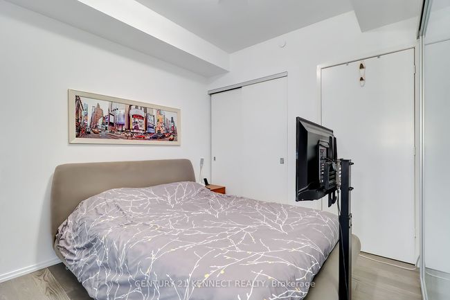 526 - 1 Bloor St E, Condo with 3 bedrooms, 2 bathrooms and null parking in Toronto ON | Image 19