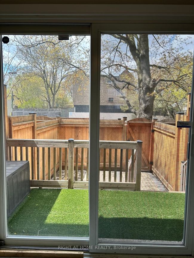 2 - 1666 Queen St E, Condo with 3 bedrooms, 2 bathrooms and 1 parking in Toronto ON | Image 20