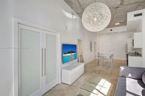 ph-15-2001 Meridian Ave, Miami Beach, FL, 33139-1553 | Card Image
