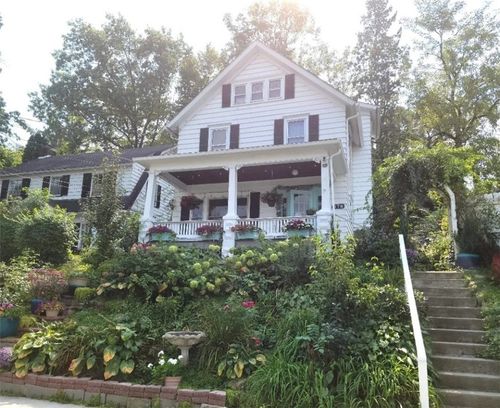 678 Chestnut St, Meadville, PA, 16335-2304 | Card Image