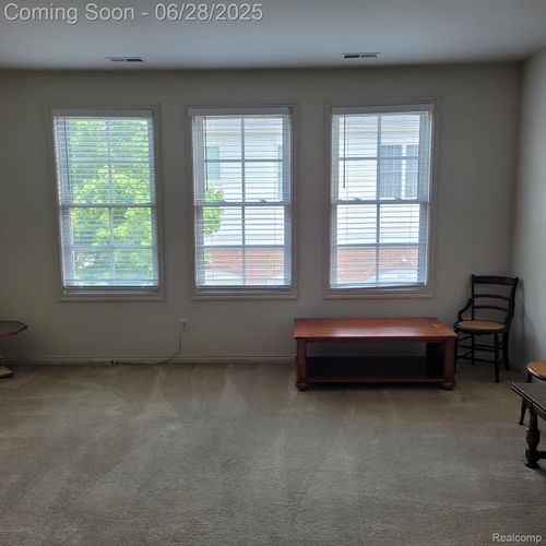 627 Filmore St, Canton, MI, 48188-6685 | Card Image