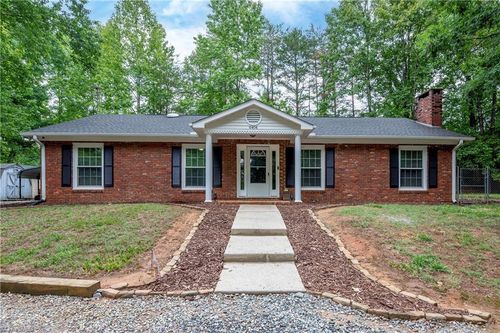 6404 Walnut Cove Rd, Walkertown, NC, 27051-9312 | Card Image