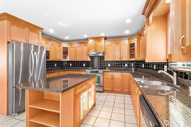 Kitchen with dining area | Image 14