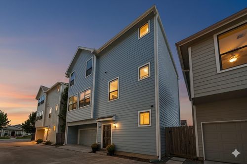 unit-b-828 W 19th St, Houston, TX, 77008-3672 | Card Image