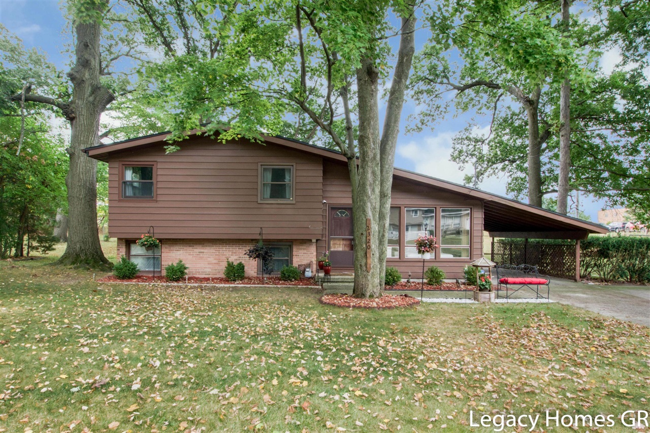 Holliday Dr, Wyoming, MI 49519