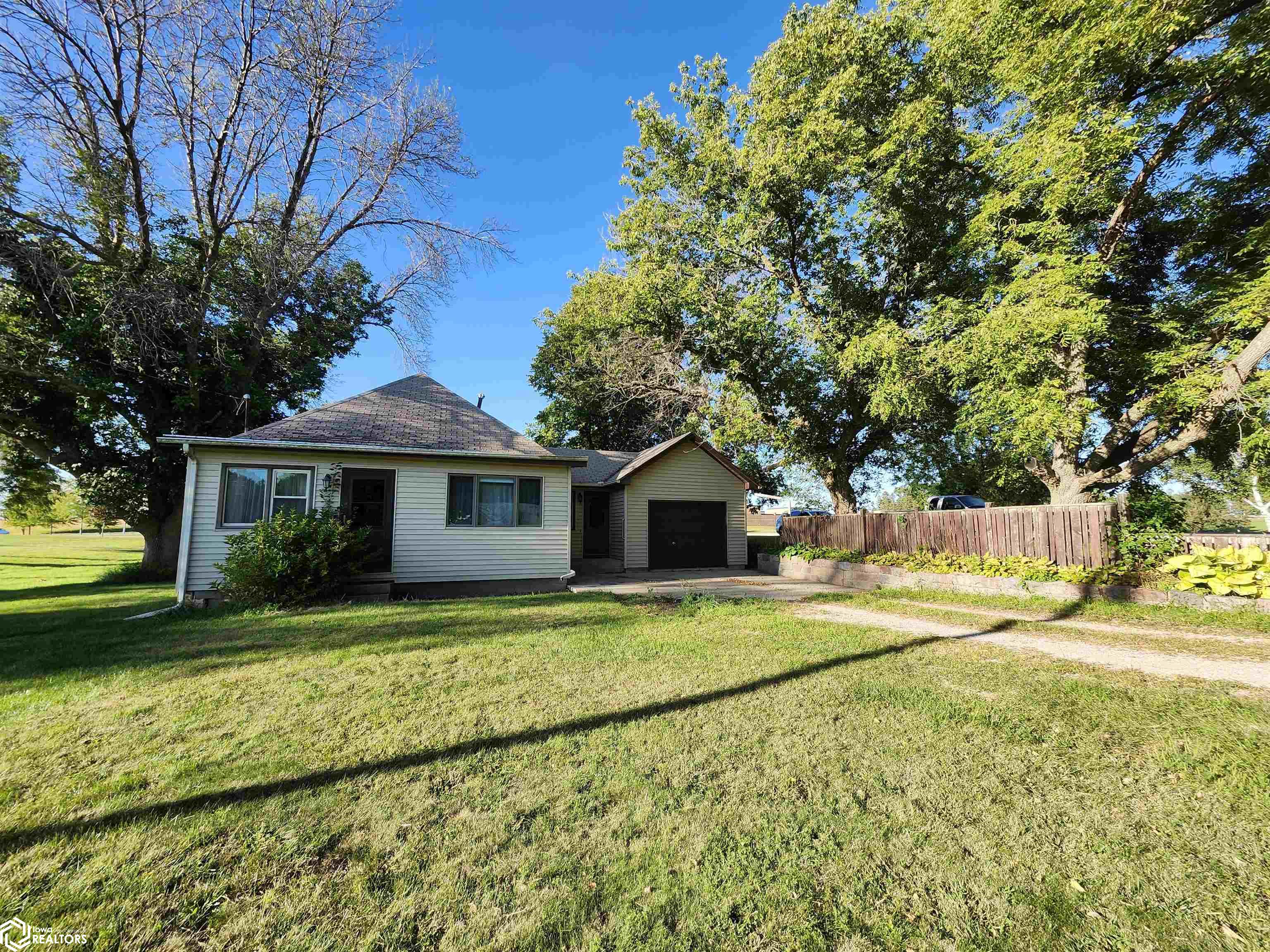 I St, Forest City, IA 50436