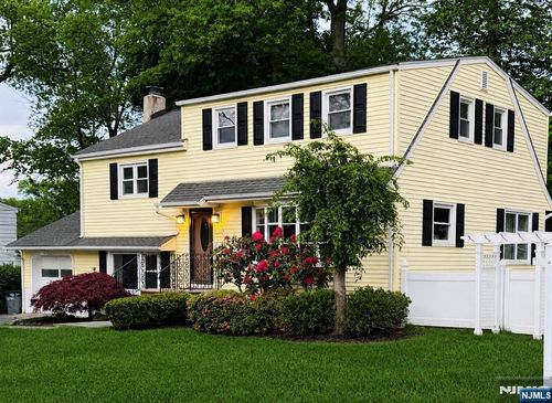 8 Pershing St, Emerson, NJ, 07630-1021 | Card Image