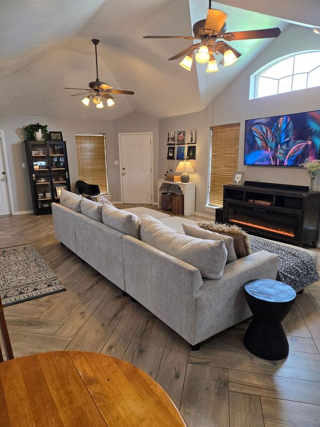 1001 Block St, House other with 2 bedrooms, 2 bathrooms and null parking in Port Neches TX | Image 6