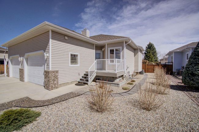 4 Skyline Mews, Home with 3 bedrooms, 2 bathrooms and 3 parking in Claresholm AB | Image 4