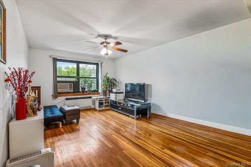 4p-211-02 73rd Avenue, New York, NY, 11364 | Card Image