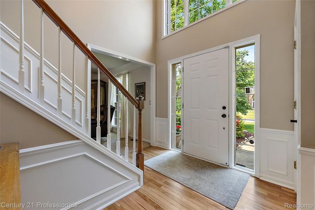 Beautiful Entry way | Image 9
