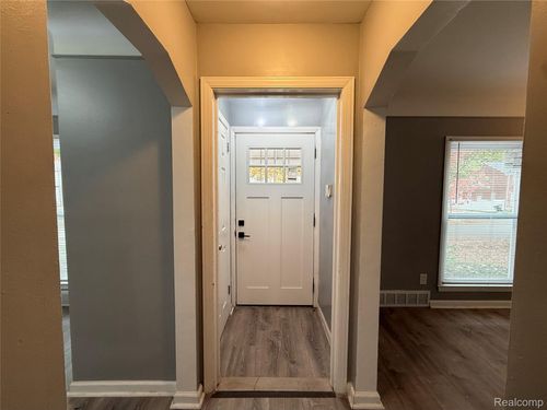 18611 Pinehurst St, Detroit, MI, 48221-1958 | Card Image