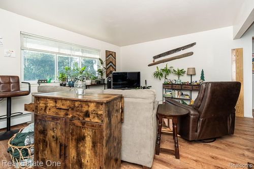 208-803 Plate St, Rochester, MI, 48307-1652 | Card Image