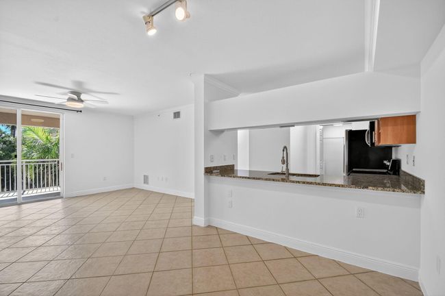 APT-304 - 6511 Emerald Dunes Dr, Condo with 2 bedrooms, 2 bathrooms and null parking in West Palm Beach FL | Image 11