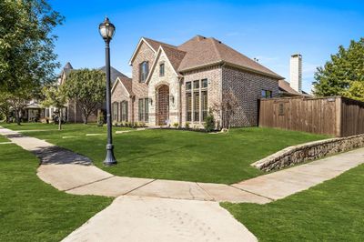 View of front facade featuring a front yard | Image 3