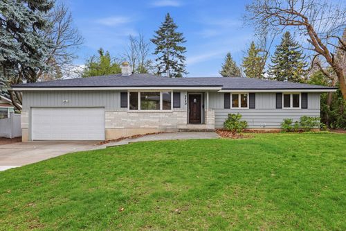 2420 E 39th Ave, Spokane, WA, 99223-4533 | Card Image