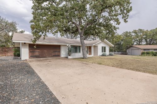 126 Ridgewood Dr, Fredericksburg, TX, 78624-2912 | Card Image