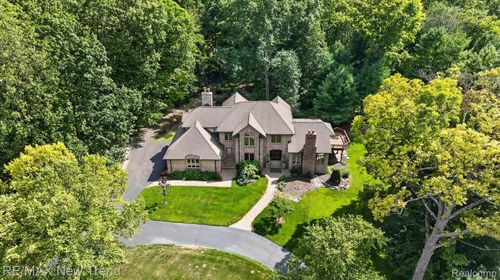 561 Valley Dr, Milford, MI, 48381-3381 | Card Image