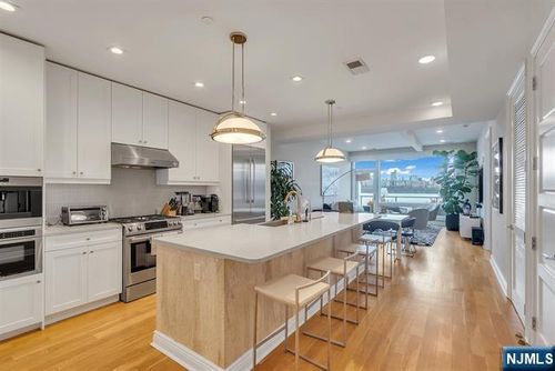 9 Somerset Ln, Edgewater, NJ, 07020-2401 | Card Image