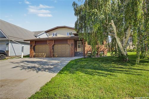 1791 Barton Dr, House with 4 bedrooms, 3 bathrooms and 5 parking in Prince Albert SK | Card Image