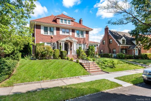 33 158th St, Flushing, NY, 11358-1338 | Card Image