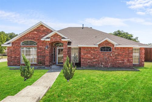 1064 The Meadows Pkwy, DeSoto, TX, 75115-4210 | Card Image