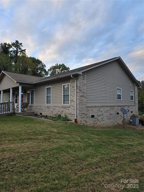 101 Whispering Pines Dr, Marion, NC, 28752-5226 | Card Image