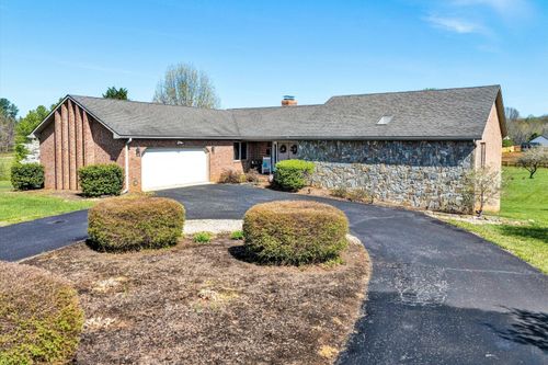 103 April Ln, Vinton, VA, 24179-9711 | Card Image