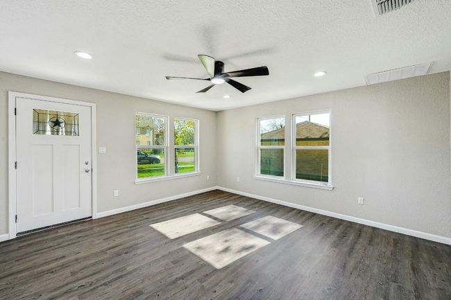 212 S Walnut Ave, House other with 3 bedrooms, 2 bathrooms and 2 parking in Luling TX | Image 6