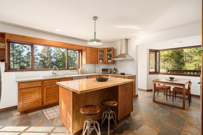 1557 White Sails Dr, House other with 3 bedrooms, 3 bathrooms and 4 parking in Bowen Island BC | Image 9