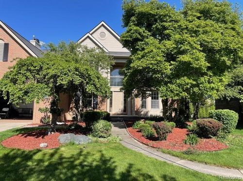 19036 Glengarry Dr, Livonia, MI, 48152-4064 | Card Image