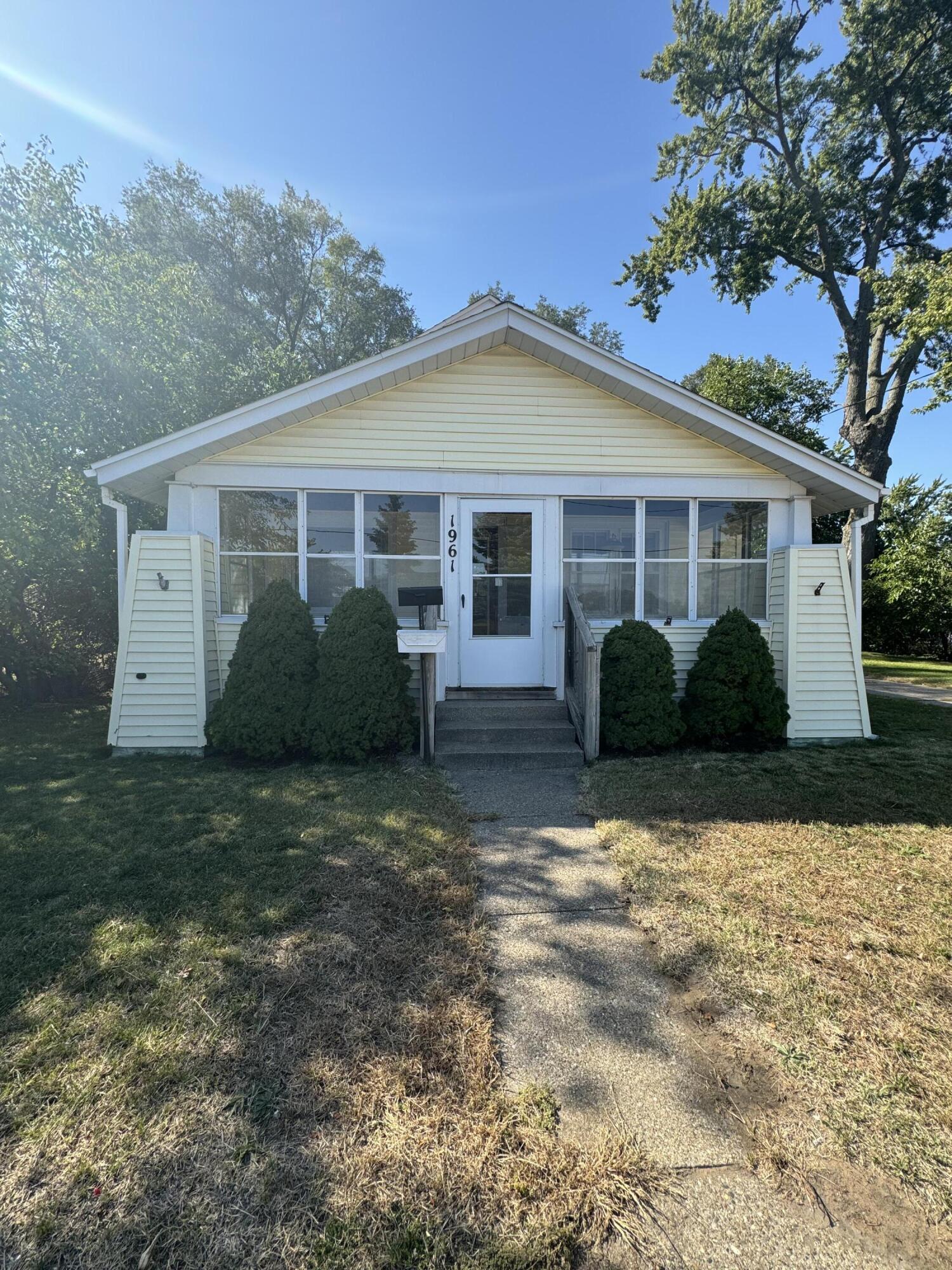 Henry St, Muskegon, MI 49441